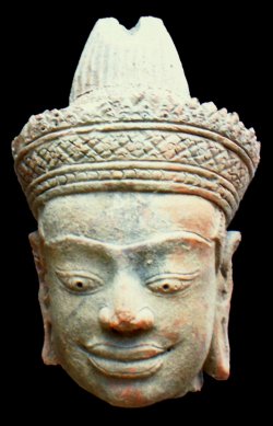 เศียรพระทวารวดีลำพูน ผมมวย สวมหมวกชีโบ เนื้อดิน ขนาด 11 X 17 ซม.(ขนาดบูชา)