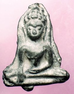 พระร่วงนั่งเข่ากว้าง ชินเงิน กรุเขาพนมเพลิง